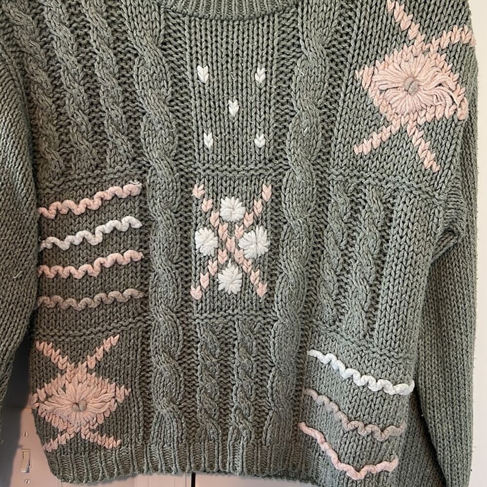 Vintage 90’s Hunters Run Hand Knit Ramie/Acrylic Green & Pink Embroider Sweater - Picture 3 of 13